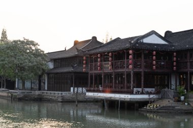 Yangtze Nehri 'ndeki Eski Çin binalarının manzarası. Bu fotoğraf Nisan 2025 'te çekildi, Zhujiajiao Su Kenti, Çin