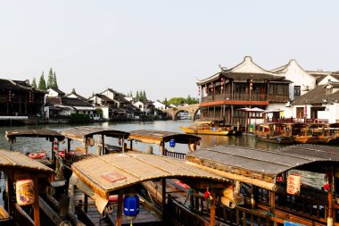 Yangtze Nehri 'ndeki Eski Çin binalarının manzarası. Bu fotoğraf Nisan 2025 'te çekildi, Zhujiajiao Su Kenti, Çin