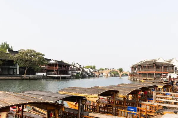 Yangtze Nehri 'ndeki Eski Çin binalarının manzarası. Bu fotoğraf Nisan 2025 'te çekildi, Zhujiajiao Su Kenti, Çin