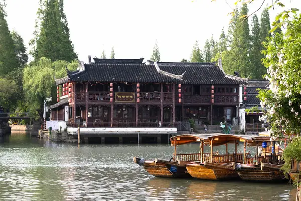 Yangtze Nehri 'ndeki Eski Çin binalarının manzarası. Bu fotoğraf Nisan 2025 'te çekildi, Zhujiajiao Su Kenti, Çin