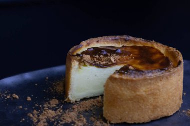 Fransız Muhallebi 'ni kapat, Siyah Arkalı Turta