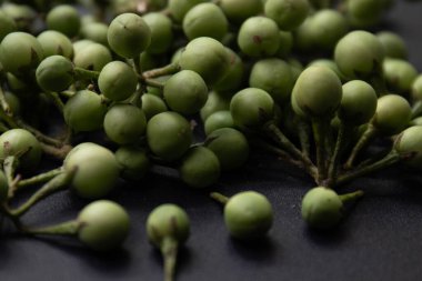 Siyah arka planda yeşil bezelye patlıcanları