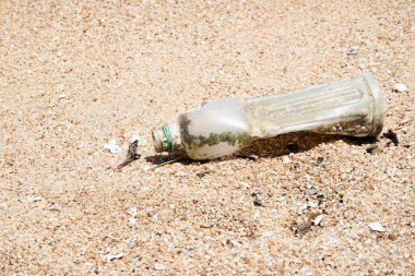 Plajda atık plastik bir şişe, doğal ortamları kirletiyor.
