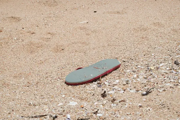 Sahilde atık bir terlik, doğal çevre kirliliği.