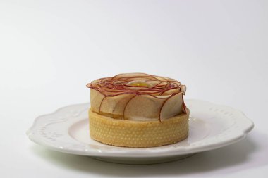 Güzel ve Lezzetli Tatlı, Elmalı Gül Turtası, Beyaz Arkaplanda