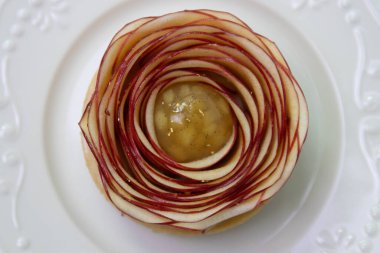 Güzel ve Lezzetli Tatlı, Elmalı Gül Turtası, Beyaz Arkaplanda