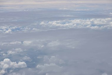 Uçaktan gelen bulutlar, arka planda Mavi Gökyüzü olan Cumulus bulutları.
