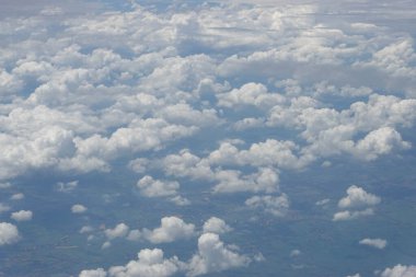 Uçaktan gelen bulutlar, arka planda Mavi Gökyüzü olan Cumulus bulutları.
