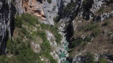 Güneş görkemli kanyon üzerinde doğarken Verdun Doğal Parkı 'nın büyüleyici güzelliğini deneyimleyin. Derinliklerinden akan huzurlu nehri aydınlatın.