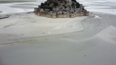 Hava görüntüsü, Mont Saint-Michel 'in alçak gelgit sırasında adayı çevreleyen muazzam kum alanını ortaya çıkardığını gösteriyor..