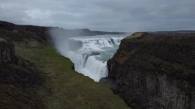İzlanda 'daki Gullfoss Şelalesi' nin ham gücü ve güzelliği. Şelale gibi akan suyun kanyona dalışına tanık olun, büyüleyici bir manzara yaratıyor..