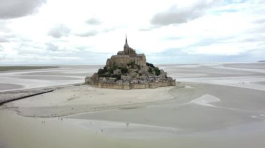 Mont Saint-Michel 'in hava görüntüsü, tarihi bir manastır, gelgit çekildikçe, adanın etrafındaki kumlu alanı ortaya çıkarıyor..