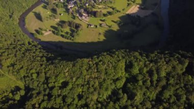 Frahan, Rochehaut 'taki dolambaçlı nehrin çarpıcı hava manzarası. Nehrin çevresini çevreleyen yemyeşil orman ve tarlalar huzurlu ve güzel bir manzara yaratır..