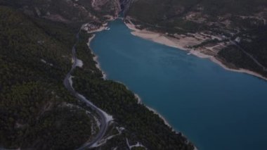 Alacakaranlık dingin mavi suları ve bereketli manzaraları üzerine çökerken Verdon Doğal Bölgesel Parkı 'nın çarpıcı güzelliğini deneyimleyin. Dolambaçlı yollar maceraya davetiye çıkarır, gösterişli doğalar görkemlidir..