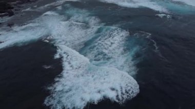 Kanarya Adaları, Gran Kanarya kıyılarına çarpan dalgaların nefes kesici hava manzarası. Canlı mavi su ve beyaz köpük çarpıcı bir doğal manzara yaratır..