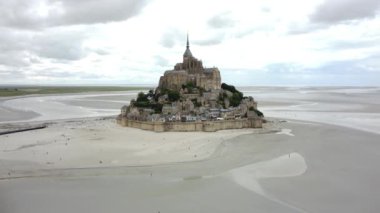 Mont Saint-Michel 'in alçak gelgitte havadan görünüşü, adaların dramatik mimarisini ve açık deniz tabanının uçsuz bucaksız genişliğini gösteriyor..