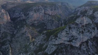 Verdon Doğal Parkı 'nın nefes kesen manzarasına tanık olun. Şafak sökerken çarpıcı uçurumları ve verimli vadileri. Doğa canlı renklerle uyanıyor, keşif yapmaya davet ediliyor..