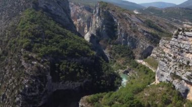 Güneş doğarken Verdon Doğal Bölgesel Parkı 'nın göz kamaştırıcı manzarasına tanık olun. Görkemli uçurumları ve canlı yeşillikleri aydınlatıyor. Doğanın uyumunu tecrübe et güzellik..