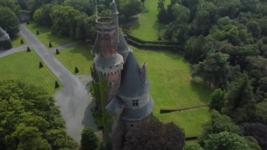 Antoing Kalesi 'nin büyüleyici topraklarında dolaşarak bu çarpıcı manzaranın güzelliğini ve tarihini gözler önüne seriyor..