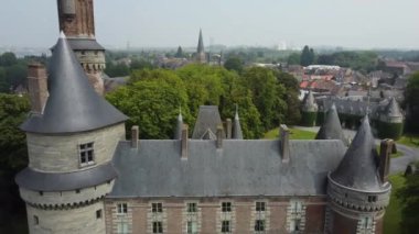 Antoing Kalesi 'nin nefes kesici hava manzarası, göz kamaştırıcı kulelerini ve berrak mavi gökyüzünün altındaki yemyeşil çevresini gözler önüne seriyor..