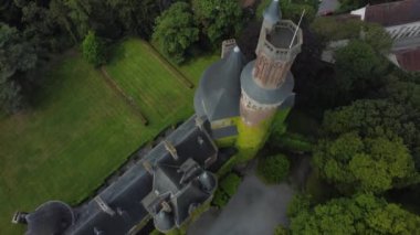 Antoing Kalesi 'nin çarpıcı mimarisini keşfedin. Canlı manzaranın içine yerleşmiş, tarihi cazibesini ve doğal güzelliğini sergiliyor..