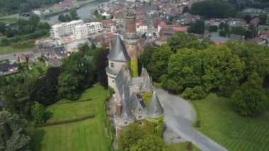 Antoing Kalesi 'nin çarpıcı mimarisini ve zengin tarihini keşfedin. Etrafı canlı doğa ve tuhaf köy manzaralarıyla çevrili..