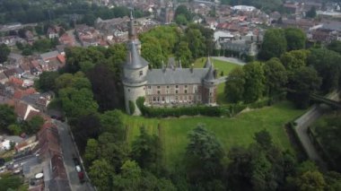 Muhteşem Antoing Şatosu 'nu keşfedin, göz kamaştırıcı mimarisi ve canlı bahçeleriyle, Belçika' nın pitoresk manzarasının ortasına yerleşmiş..