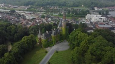 Muhteşem Antoing Kalesi 'ni keşfedin, canlı doğanın ortasında, onun zamansız güzelliğini ve zengin tarihini nefes kesici bir perspektiften gözler önüne serin..