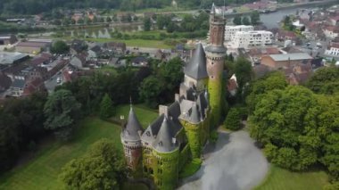 Muhteşem Antoing Şatosu 'nu keşfedin, tarihin ve doğanın güzel bir harmanı, canlı manzaraların ve zamansız mimarinin arasına yerleşmiş..