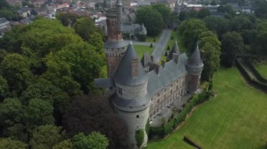 Antoing Kalesi 'nin büyüleyici mimarisini keşfedin. Ağaçların ve bahçelerin arasında gururla duruyor..