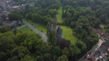 Antoing Şatosu 'nun çarpıcı manzarasında dolaşın. Tarihi mimarinin doğayla buluştuğu yerde. Yumuşak akşam ışığı altında sükunet..