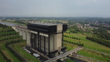 Strepy-Thieu Teknesi 'nin olağanüstü mühendisliğine tanık olun. Yeşillik ve dingin su yollarının ortasında tekne kaldırıyoruz..