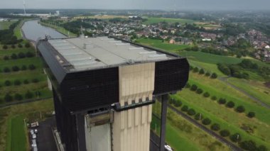 Etkileyici Strepy-Thieu Bot Lift 'te gezinen tekneler yemyeşil bir zemin karşısında mühendislik maharetine hayret ediyorlar..