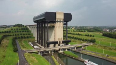 Belçika 'nın çarpıcı yeşillik ve mühendislik harikası arasında yükselen etkileyici Strepy-Thieu Boat Lift' e tanık olun..