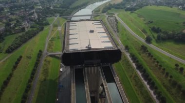 Strepy-Thieu Bot Asansörü 'nün etkileyici operasyonuna tanık olun. Yeşillik ve dingin sularla çevrili gemiler yükselip alçalıyorlar..