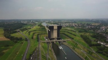 Strepy-Thieu asansöründeki etkileyici teknelerin yükselişine tanık olun. Belçika manzarasına karşı mühendislik hünerlerini sergiliyorlar..