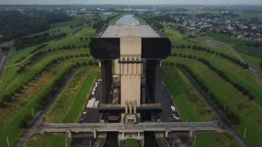 Etkileyici Strepy-Thieu tekne asansöründe seyreden tanık gemileri.