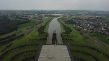 Etkileyici yükselişe tanık olun, Belçika 'nın olağanüstü kanallarında teknelerin geçmesine izin verirken manzarayı dönüştürün..