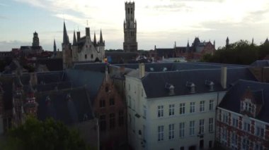 Bu büyüleyici ortaçağ şehrinin görkemli kulelerini ve büyüleyici çatılarını aydınlatan alacakaranlık Brugge 'a çöküyor..