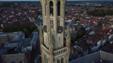 Brugge 'ün çan kulesinden nefes kesici manzarayı tecrübe edin. Şehrin tarihi cazibesi gün batımında gözler önüne seriliyor..