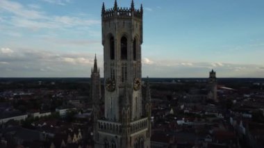 Güneş batarken Brugge 'ün görkemli çan kulesini tecrübe edin. Büyüleyici ortaçağ şehir manzarasına altın bir parıltı saçın..