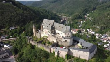 Güneşli bir günde, yemyeşil dağların arasına kurulmuş Vianden Kalesi 'nin çarpıcı mimarisine hayret ediyorum..