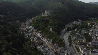 Ortaçağ mimarisi ve doğal güzelliğin büyüleyici karışımına tanık olun. Vianden kasabası yamaçtaki bir şatonun altında sergileniyor..