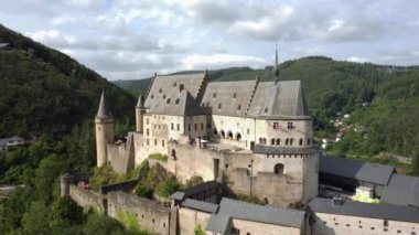 Güzel bir günde yemyeşil ve huzurlu manzaralarla çevrili Vianden Kalesi 'nin çarpıcı mimarisini keşfedin..