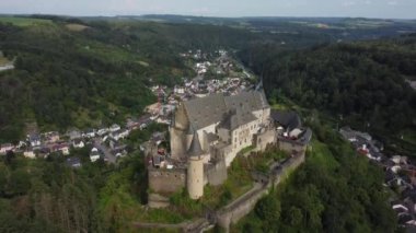 Vianden Kalesi 'nin göz kamaştırıcı mimarisini keşfedin. Manzaraya hakim olduğu gibi, aşağıdaki tuhaf köy de canlı doğayla iç içe..