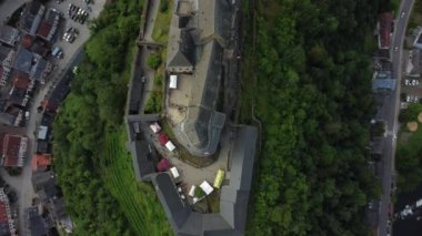 Yeşil tepeler ve büyüleyici köy manzarasıyla çevrili görkemli Vianden Kalesi 'nin üzerinde süzülüyor..