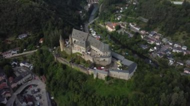 Vianden Kalesi 'nin büyüleyici mimarisini keşfedin. Yeşillik dağları ve büyüleyici yerel topluluklara karşı kurulmuş bir zemin..