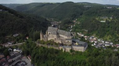 Vianden 'ın tarihi şatosunda gezinip, ortaçağ mimarisinin özünü açık gökyüzü altında yakalayan, güzel tepelerle çevrili..