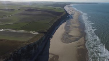 Fransa 'da Calais yakınlarındaki Cap Blanc-Nez' deki nefes kesen manzarayı deneyin. Dramatik uçurumların canlı denizle buluştuğu yer. Huzur ve güzellikle dolu muhteşem bir doğal manzara yaratıyor..