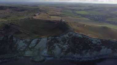 Cap Blanc-Nez 'deki baş döndürücü doğal güzelliği tecrübe edin. Uçurumların öğleden sonra güneşinin altında gökyüzü ile buluştuğu yer. Doğa aydınlandıkça yemyeşil ve dramatik kıyı manzaralarını gözler önüne seriyor..